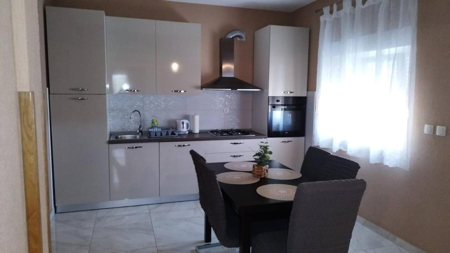 Apartman Dora ซูโกชัน ภายนอก รูปภาพ