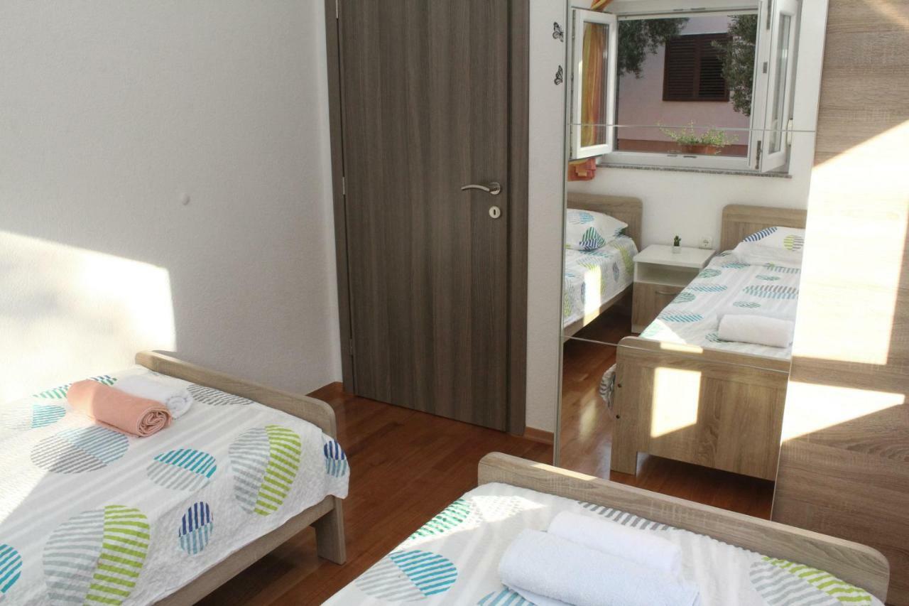 Apartman Dora ซูโกชัน ภายนอก รูปภาพ